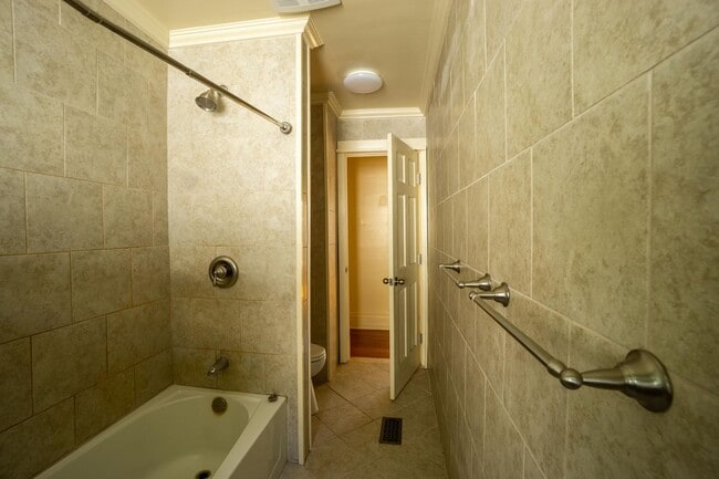 Building Photo - AVAIL 6/1/26 - Charming 5 bedroom Home wit...