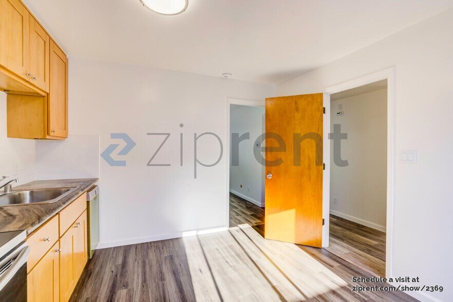 Building Photo - Unit 4