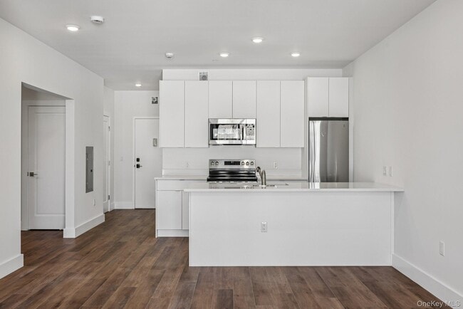 Building Photo - 199 E Post Rd