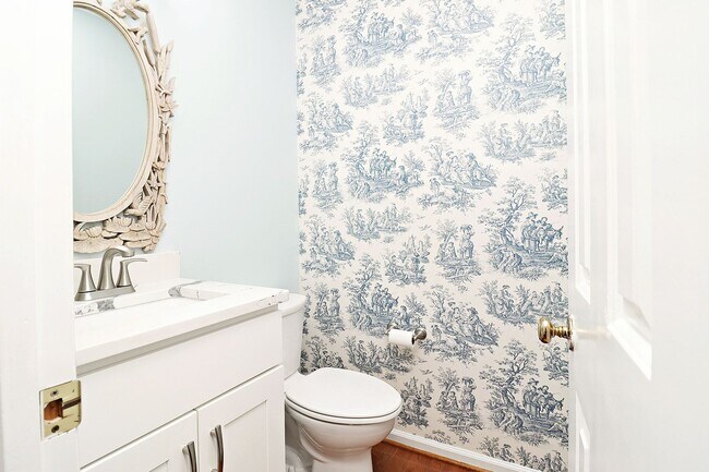 Building Photo - Beautiful Greenbrier Heights Home With Fen...