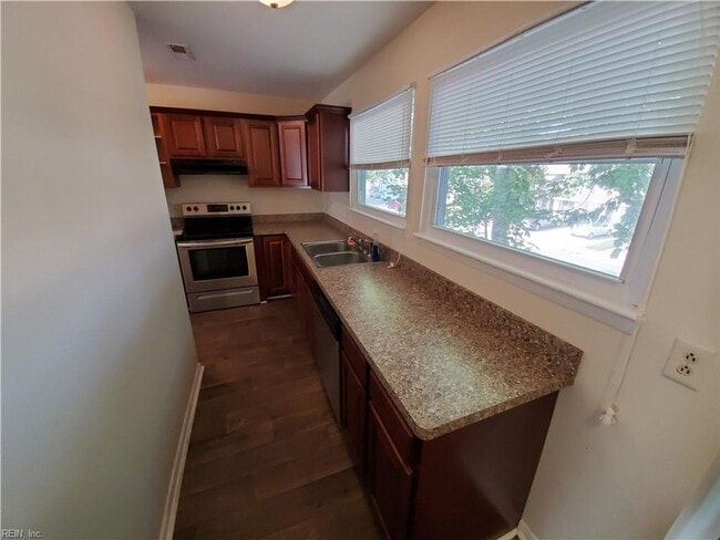 Building Photo - Three story townhouse in centrally located...