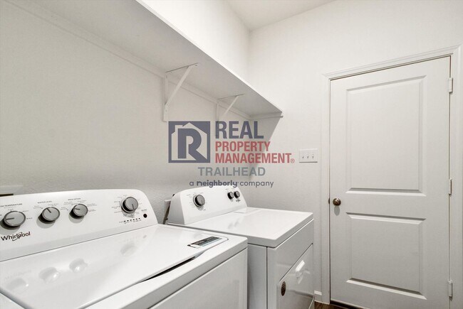 Building Photo - Attractive 4/2 Open Concept Home