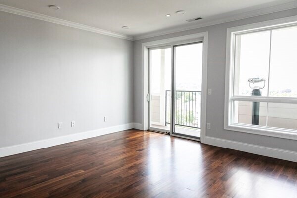 Building Photo - 87 Medford St