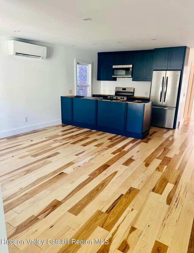 Building Photo - 412 Main St