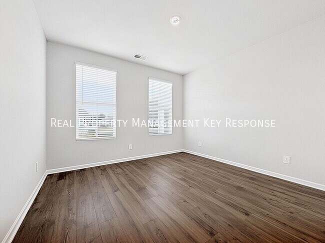 Building Photo - 2042 Live Oak Dr