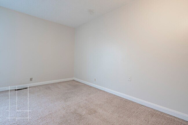 Building Photo - Single Family Home Available Now!