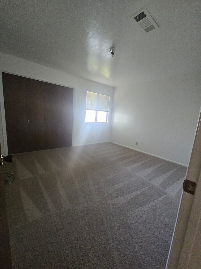 Building Photo - 3 BR 2 BA Available Now