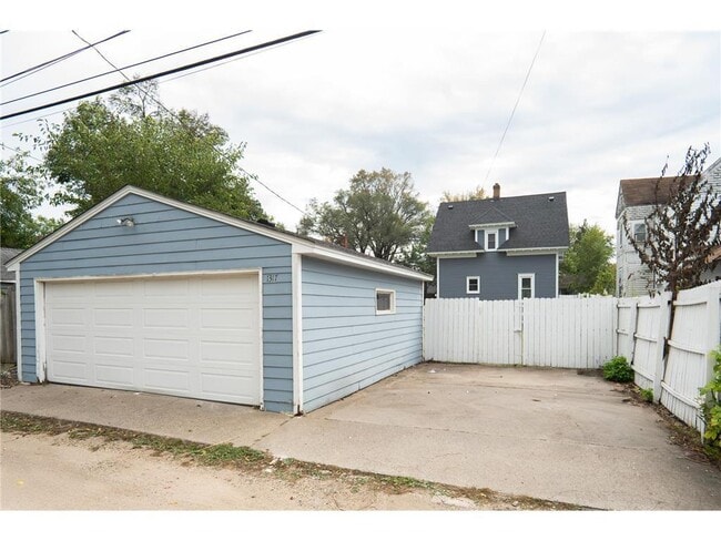 Building Photo - 1317 Reaney Ave E