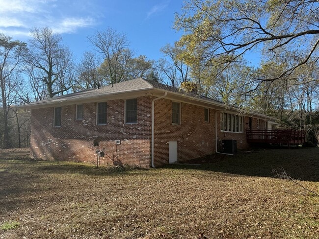 Building Photo - Pinson - Open Floor Plan with Large Living & Family Rooms 2 Bedrooms 2 Bath over 2500 sqft