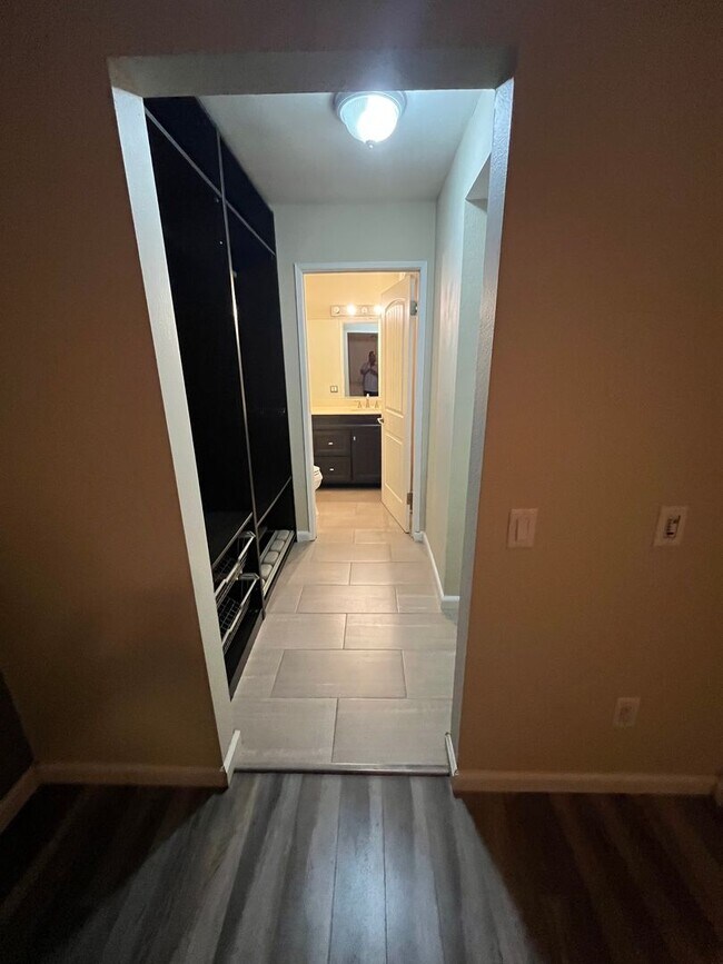 Building Photo - Darling 2+2 Condo W/Views + Amenities in g...