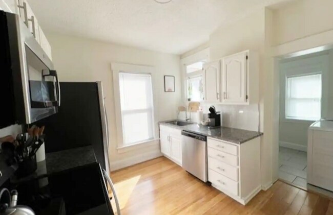 Building Photo - 1119 E Fulton St