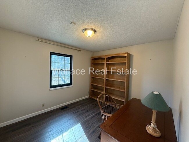 Building Photo - UPDATED, SEMI-FURNISHED 3 BEDROOM HOME IN ...