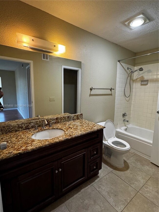 Building Photo - 977 Riverside Dr