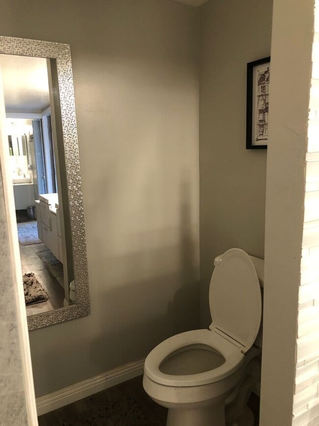 Building Photo - Furnished Studio
