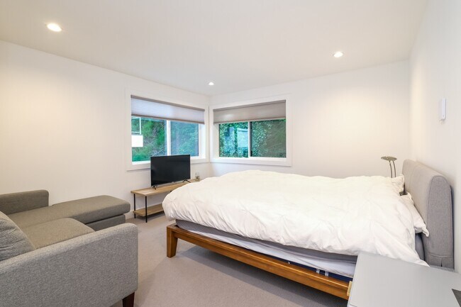 Building Photo - LUXURY WATER-VIEW CONDO FOR RENT- FULLY RENOVATED- WEST SEATTLE/ALKI