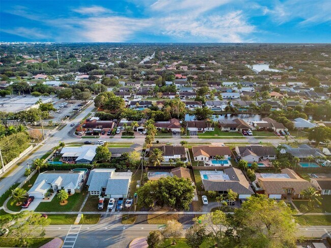 Building Photo - 10430 Sunset Strip