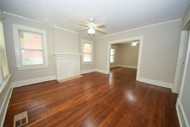 Building Photo - UPDATED BATHS AND KITCHEN WITH SS APPLIANCES near University of Memphis.