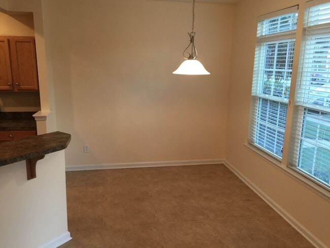 Building Photo - Beautiful Townhouse To Rent in Easter Henrico