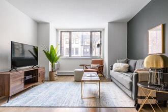 Building Photo - 670 N May St