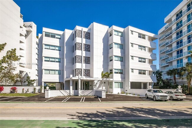 Building Photo - 9881 E Bay Harbor Dr