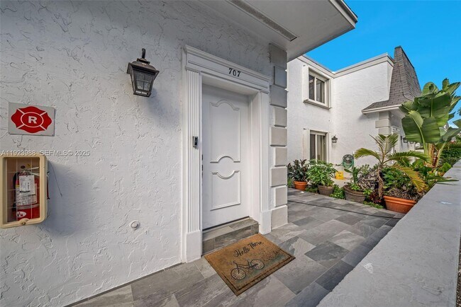 Building Photo - 707 NE 27th Ave