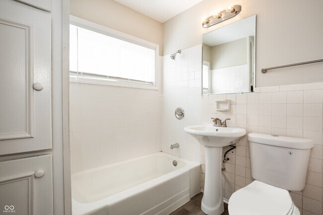 Building Photo - 4851 N Kenyon Dr