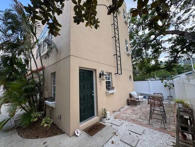 Building Photo - Private Townhouse in Heart of South Tampa