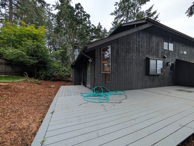 Building Photo - Fantastic 4 Bedroom, 2 Bath Home In The Thurston Area Of Springfield!