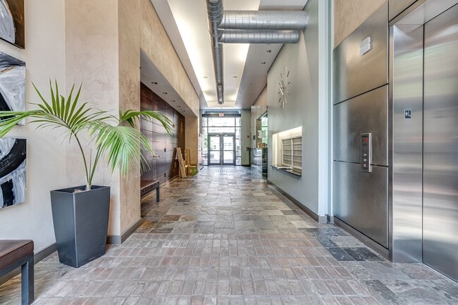 Building Photo - Modern Condo in Old Town Alexandria