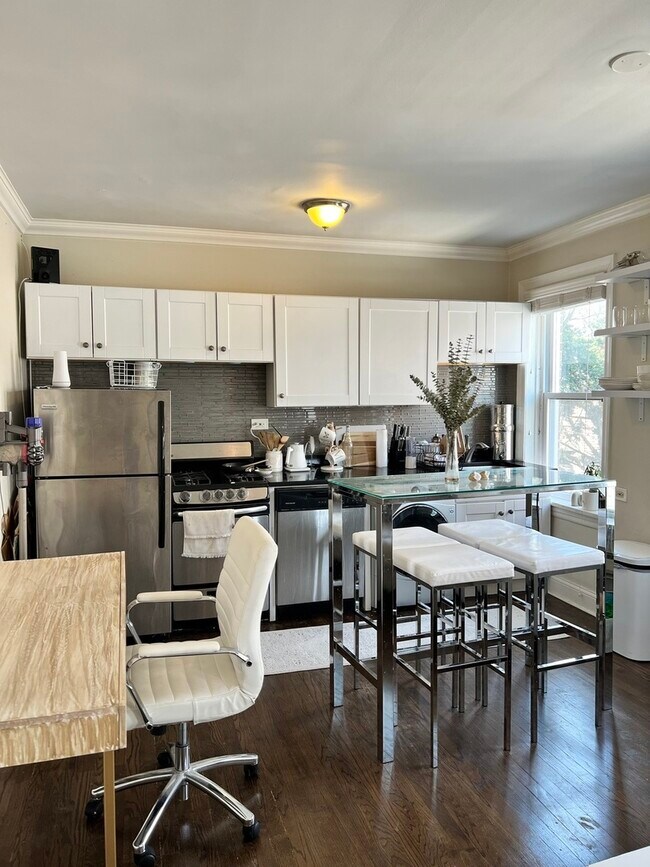 Building Photo - 918 Green Bay Rd