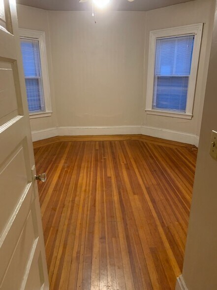 Building Photo - 950 Park Ave