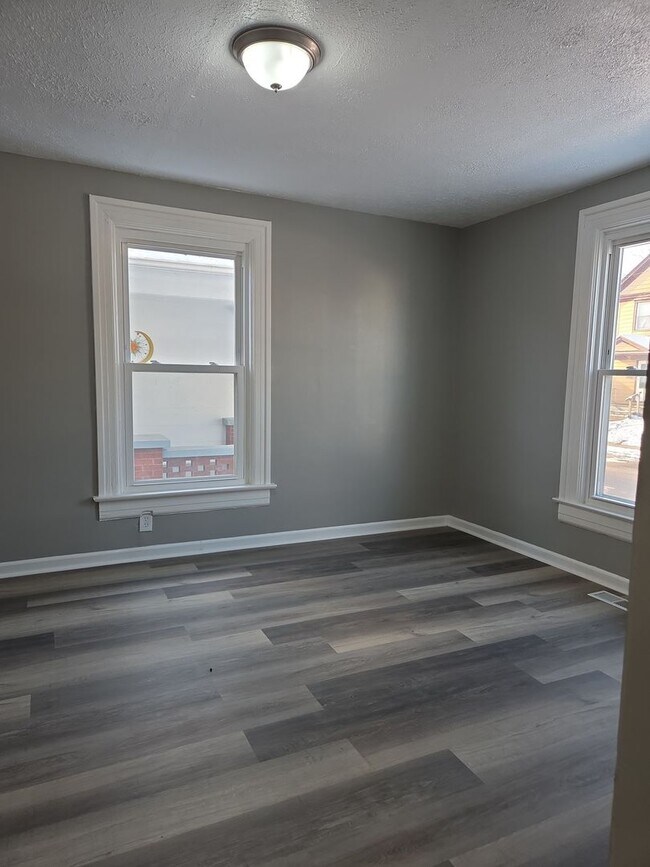 Building Photo - Quaint 3 bed 1.5 bath with detached garage close to everything