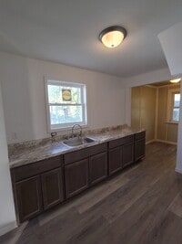 Building Photo - 1627 Woodbine Ave SE