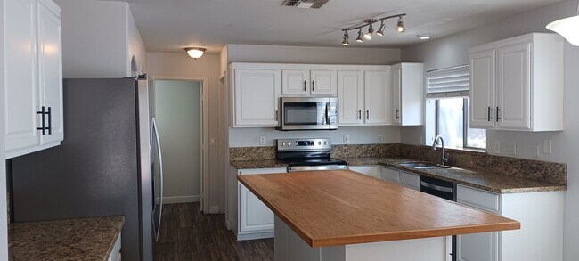 Building Photo - 3 Bed / 2 Bath with Loft and Pool