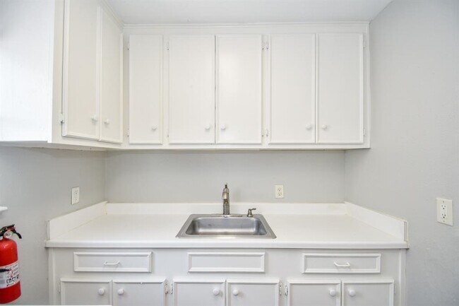 Building Photo - 2722 Wroxton Rd