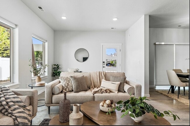 Building Photo - Boise 3 Bed 2.5 Bath 2 Car Garage Townhome AVAILABLE NOW!  $500 RENT CREDIT AT MOVE IN!