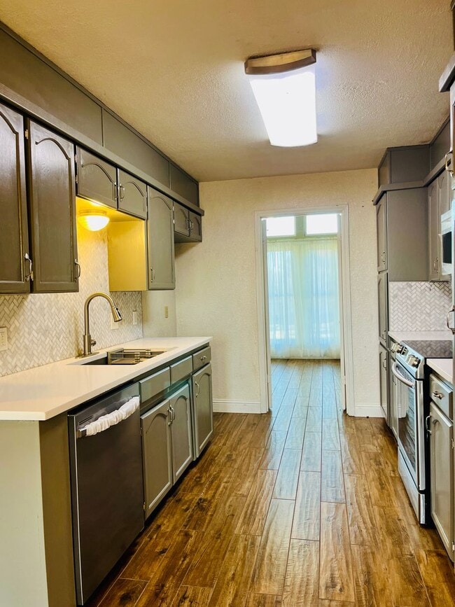 Building Photo - Coming Soon! Fireplace - Storage - Large backyard