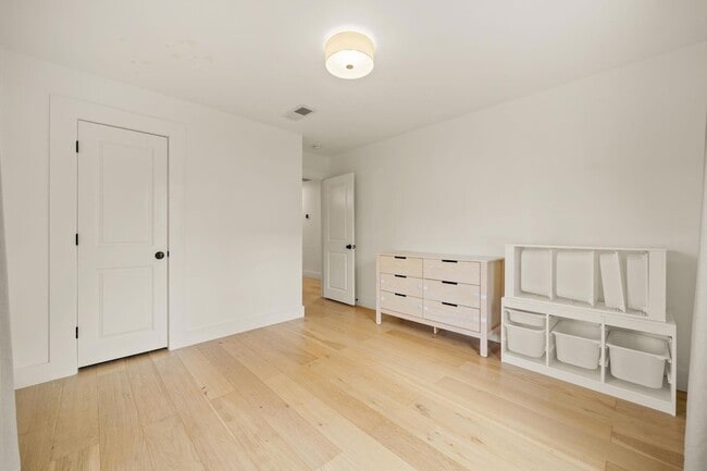 Building Photo - 912 Mansell Ave