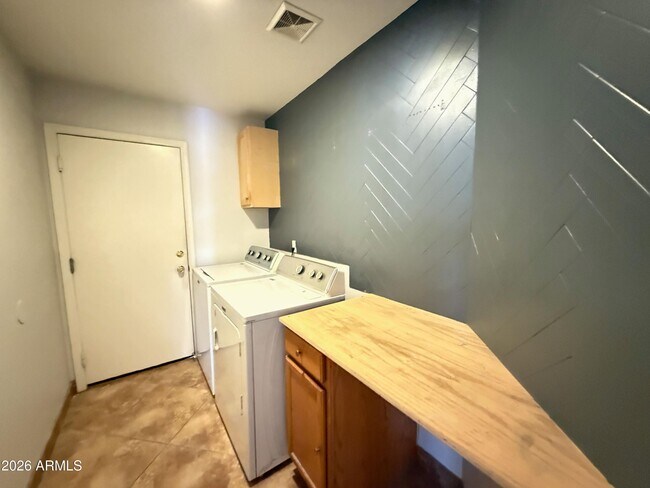 Building Photo - 2314 S Lynch