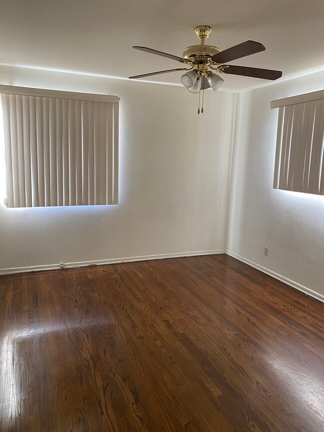 Building Photo - 3208 S Barrington Ave