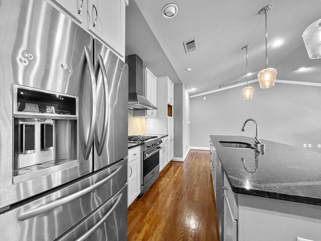 Building Photo - Upgraded Town Home