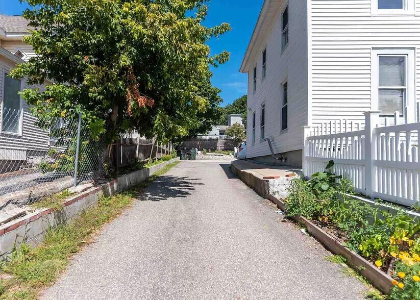 Building Photo - 554 Lake Ave