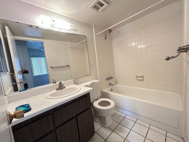 Building Photo - VERY ROOM 1 BEDROOM 1 BATH