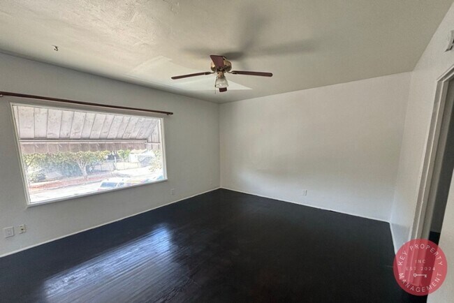 Building Photo - Charming 1-Bedroom Upstairs Unit Near San ...