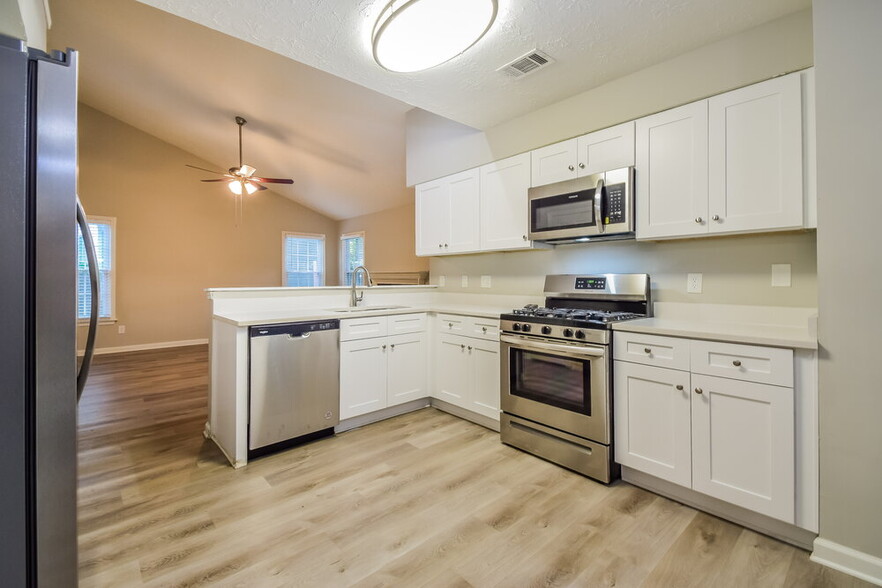 Building Photo - 547 Riverbirch Trce