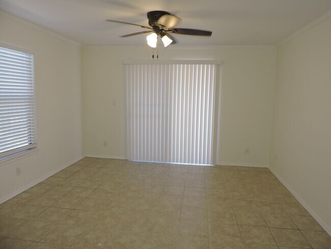Building Photo - Easy access to interstate, shopping & down...