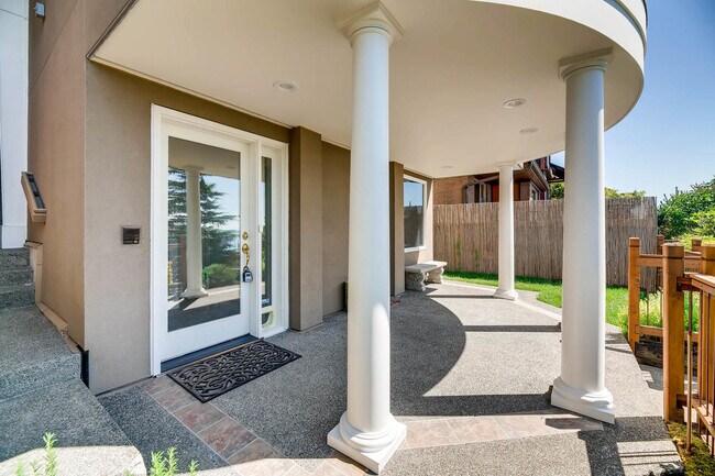 Building Photo - Queen Anne Home