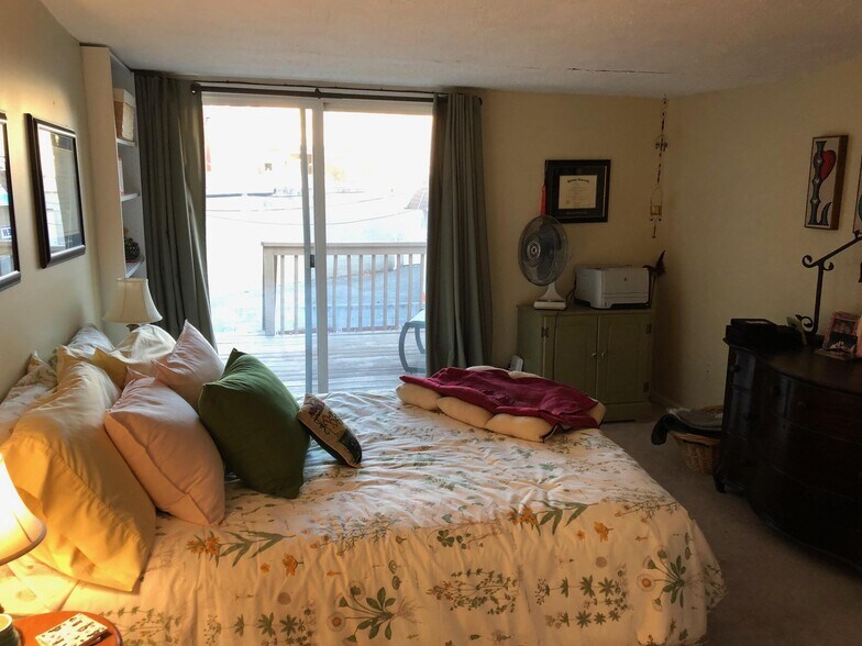 Fits a Queen Bed, full closets both bedrooms - 1552 Boyle St