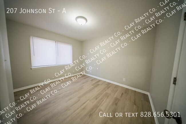 Building Photo - 207 Johnson St