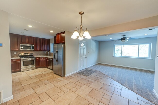 Building Photo - 213 Storm Dr